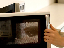 Você nunca imaginaria por que há pequenos furos na porta do micro-ondas!