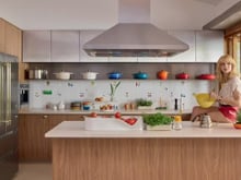 Com fogão de R$ 55 mil, cozinha de luxo e a ambientes amplos, filha de Xuxa vive em casa de 308 m² em vila reservada em São Paulo