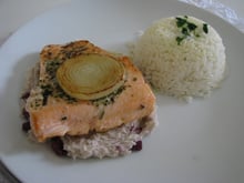 Salmão com purê de inhame e azeitonas pretas