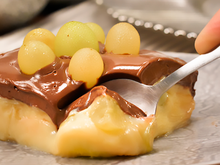 A sobremesa mais prática para esse fim de ano é o bombom de uva na travessa: faço todo ano e sempre faz sucesso