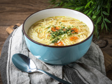 Sopa de frango com legumes e macarrão