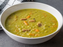 A sopa de ervilha fica muito mais gostosa quando você tempera desse jeito: fiz pela primeira vez e não acreditei na diferença!