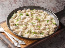 Nem parece receita simples: esse frango com creme de cebola, queijo e farofinha crocante é de outro mundo