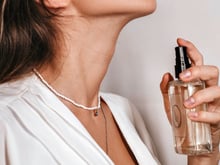 "Você não é um réptil para deixar rastro": aprenda como passar perfume na medida e do jeito certo para manter um ambiente agradável