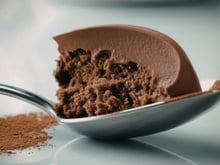 Eu finalmente consegui fazer mousse de chocolate aerada e firme depois de testar diferentes truques