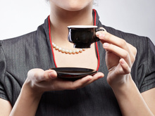 Afinal, levantar o dedinho na hora do café é falta de educação?