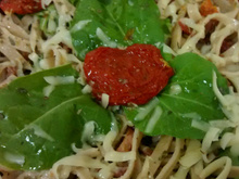 Macarrão tomate seco e rúcula