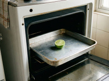 Por que alguém colocaria meio limão no forno, e qual seria o propósito disso?