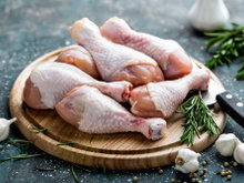 Nunca mais lave o frango! Veja como lavar a proteína antes de cozinhar pode ser perigoso