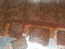 Bolo de chocolate no tabuleiro