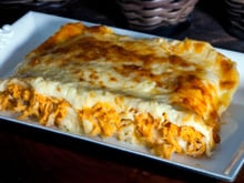 Cuidado! Essa receita de lasanha de frango aos quatro queijos vai te viciar e você vai querer fazer a semana toda