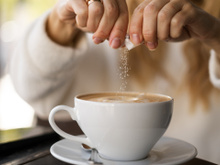 Sal no café? É por isso que você deveria colocar uma pitada desse tempero na bebida para obter benefícios