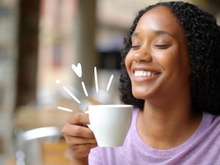 Não é impressão sua: beber café ao acordar realmente melhora o seu humor, mas é preciso cuidado!