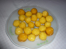 Bala de coco caramelizada