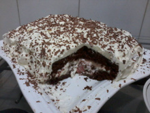 Bolo trufado com gotas de chocolate