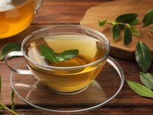 Chá de folha de louro é bom para desinchar a barriga? Entenda benefícios e aprenda como fazer