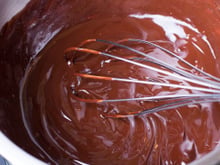 Ganache de chocolate com 2 ingredientes que fica firme e perfeito para pavê ou bolo