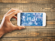 Você está na cozinhando, olha o celular e lá está o horário 11:11: saiba por que você deve fazer um pedido