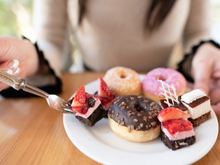 O que fazer depois de exagerar no açúcar: dicas de especialistas para se recuperar sem dietas radicais