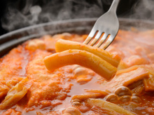 Receita de tteokbokki: veja como fazer esse prato coreano que sempre aparece nos doramas!