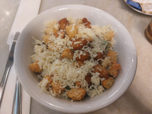 Estou obcecada por essa salada caesar com pipoquinhas de frango e agora faça toda semana aqui em casa