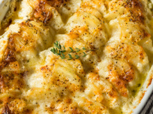Aprenda como fazer batatas com crosta de queijo, bem cremosas por dentro e gratinadas por fora em um preparo simples