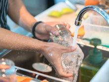 Como limpar copos de vidro: 2 truques para deixá-los brilhando