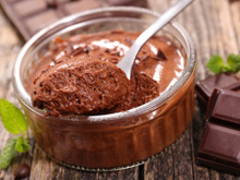 Mousse de chocolate crocante com poucas calorias é o doce perfeito para colocar na dieta de emagrecimento!