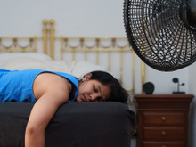 Poucas pessoas sabem o perigo silencioso de dormir com o ventilador ligado no calor