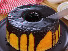 Bolo de cenoura sem leite e sem farinha de trigo: fácil de fazer e impossível comer só um pedaço!