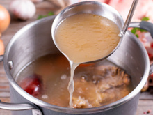 Por que as pessoas estão consumindo caldo de ossos no café da manhã? Esse é o verdadeiro elixir dourado que você precisa conhecer