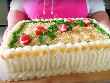 Essa é a torta fria que levo nas comemorações: receita de bolo salgado com pão de forma, frango, milho, batata e muito mais!