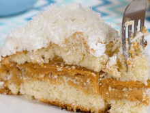Melhor bolo de coco é recheado com doce de leite caseiro, toda vez que faço essa receita, acaba em segundos!