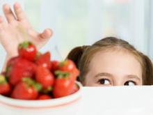 4 alimentos que crianças de até 2 anos não devem consumir