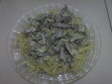 Talharim ao Molho Branco com Ervilhas, Cenouras e Carne.