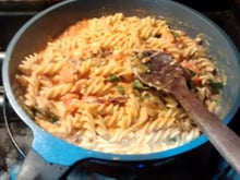 Massa vegetariana ao molho de mostarda dijon