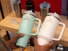 Adeus copo Stanley: a nova tendência na hidratação é outra marca e as pessoas estão obcecadas