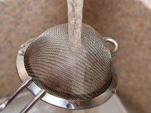 Durante anos, a água passava direto pela peneira sem tirar o detergente, até que aprendi como lavá-la do jeito certo