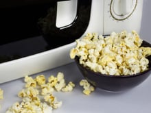 Como tirar cheiro de pipoca do micro-ondas: veja dicas do TudoGostoso