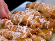 Tipo um bolinho de chuva diferente: receita sem forno, sem leite, sem espera e sem bagunça, não acredito que deu certo!