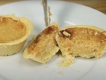 Empada de leite condensado surreal: apenas 3 ingredientes e massa derrete na boca