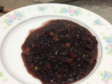 Arroz negro com amêndoas e damasco