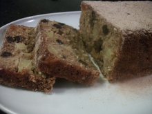 Bolo de maçã com canela e passas