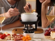 Friozinho e romance: um kit de fondue com desconto não pode faltar para o Dia dos Namorados perfeito