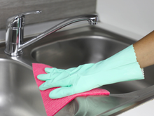 Dica boa é dica compartilhada: descobri 5 truques para deixar a pia de inox brilhando