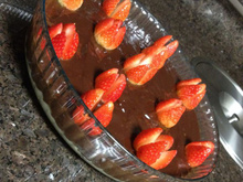 Torta Trufada de Chocolate Branco e Preto com Morangos