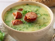 Receita de caldo verde com mandioca é perfeita para aquecer os dias frios com muito sabor!