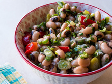Vinagrete de feijão-fradinho é a salada ou acompanhamento leve perfeito e nutritivo para jantar no calor