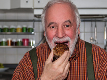 Estudo revela que quem come carne tem maior probabilidade de viver até os 100 anos, mas há um porém