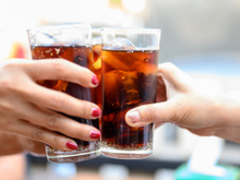 Poucas pessoas sabem, mas essas 5 bebidas comuns podem causar azia, inchaço e gases